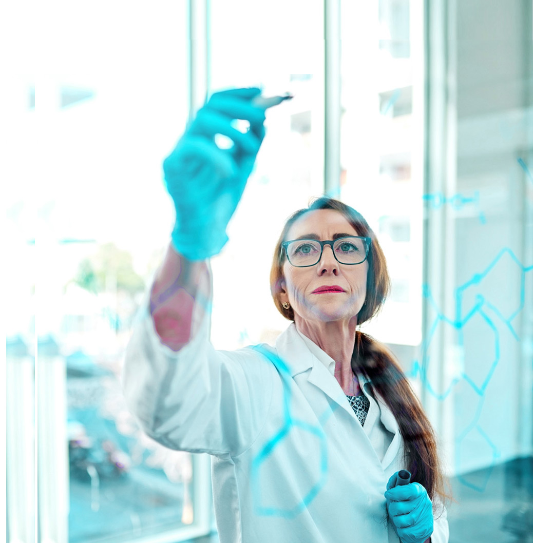 Naučnica u laboratoriji, obučena u beli mantil i zaštitne rukavice, pažljivo drži epruvetu i analizira njen sadržaj.